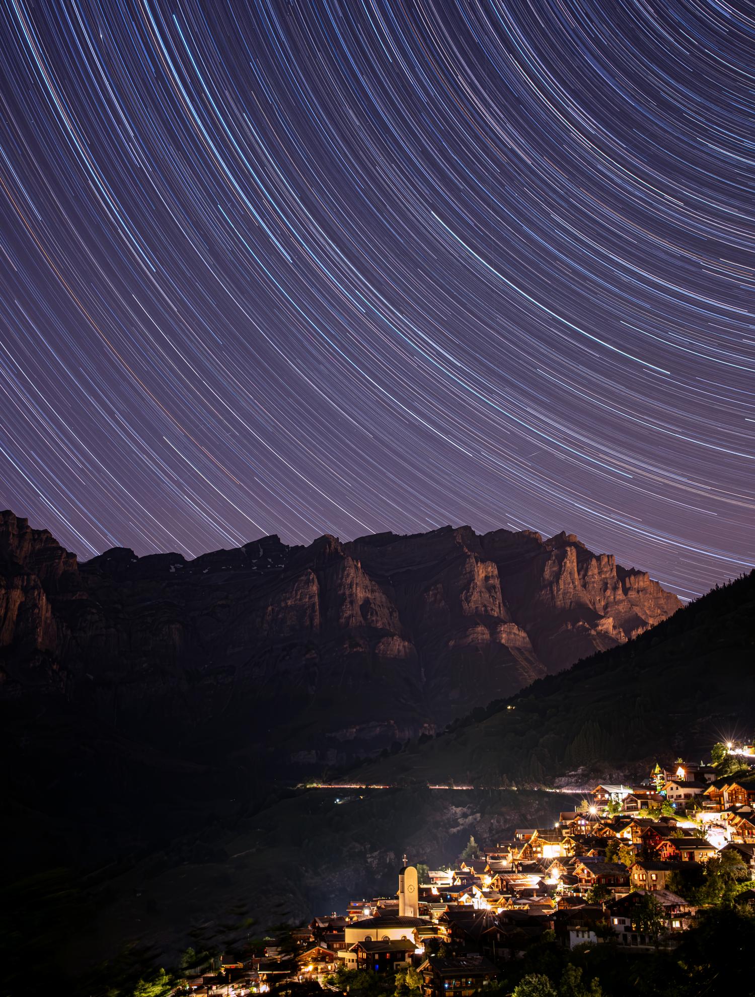 Albinen bei Nacht unter Sternspuren